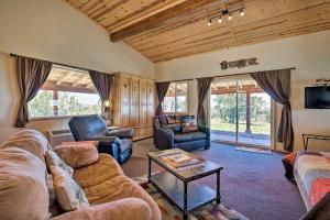 Khu vực ghế ngồi tại 5-Acre Moab Studio with BBQ and Stunning Mtn Views