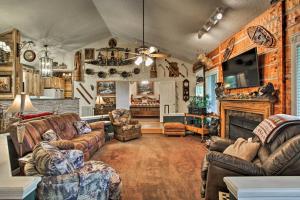 Gallery image of Eclectic Cabin with Hot Tub 1 Mi to Ober Gatlinburg in Gatlinburg