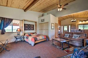 Khu vực ghế ngồi tại 5-Acre Moab Studio with BBQ and Stunning Mtn Views