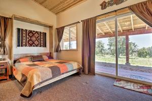 Giường trong phòng chung tại 5-Acre Moab Studio with BBQ and Stunning Mtn Views