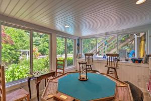 een afgeschermde veranda met een tafel en twee stoelen bij Cape Cod Area Home with Fire Pit Less Than 4 Mi to Beach! in East Falmouth