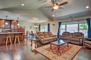 uma sala de estar com mobiliário de couro e uma cozinha em Cozy Home with Yard - 3 Mi to Downtown Medford! em Medford