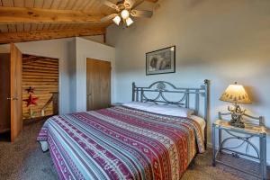 um quarto com uma cama e uma mesa com um candeeiro em Cabin with Fire Pit, Views and BBQ 18 Mi to Moab! em Moab