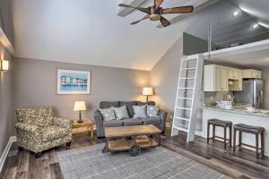 ein Wohnzimmer mit einem Sofa und einem Stuhl in der Unterkunft Updated Lake Erie Home 30 Min to Cedar Point! in Lorain