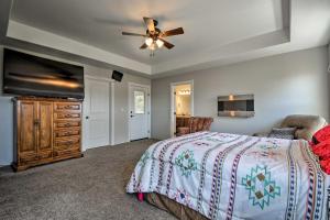 מיטה או מיטות בחדר ב-Cozy Home with Yard - 3 Mi to Downtown Medford!