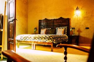 A bed or beds in a room at Riad Caravasar