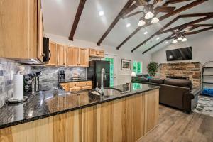 Kuchyň nebo kuchyňský kout v ubytování Hike, Hunt and Unwind Cozy Cabin Near Hersheypark