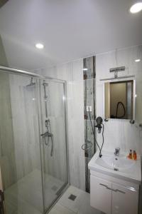 A bathroom at KILIÇ MOTEL