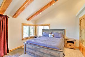 Postelja oz. postelje v sobi nastanitve Scenic Susanville Cabin with Deck on Eagle Lake