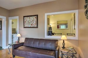 sala de estar con sofá y espejo en St Ceilia Apt - Walk to Bisbee Attractions! en Bisbee