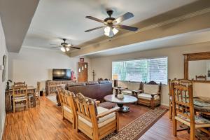 uma sala de estar com um sofá e uma mesa em Bisbee Home with Private Parking and EV Charger! em Bisbee