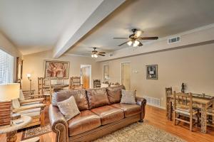 uma sala de estar com um sofá de couro e uma mesa em Bisbee Home with Private Parking and EV Charger! em Bisbee