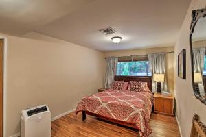 מיטה או מיטות בחדר ב-Bisbee Home with Private Parking and EV Charger!