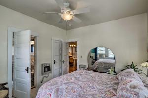 比斯比St Blaise Bisbee Apt Less Than 1 Mi to Attractions!的带床和吊扇的卧室