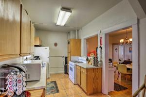 St Blaise Bisbee Apt Less Than 1 Mi to Attractions!的厨房或小厨房