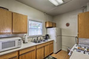 St Blaise Bisbee Apt Less Than 1 Mi to Attractions!的厨房或小厨房