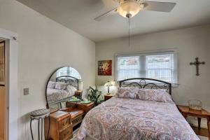 比斯比St Blaise Bisbee Apt Less Than 1 Mi to Attractions!的带床和镜子的卧室