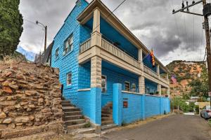 比斯比St Blaise Bisbee Apt Less Than 1 Mi to Attractions!的蓝色的建筑,上面有两面旗帜