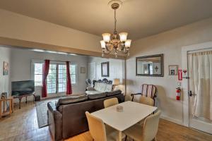 St Blaise Bisbee Apt Less Than 1 Mi to Attractions!的电视和/或娱乐中心