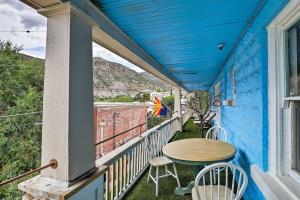 比斯比St Blaise Bisbee Apt Less Than 1 Mi to Attractions!的蓝色的房子,阳台上配有桌椅