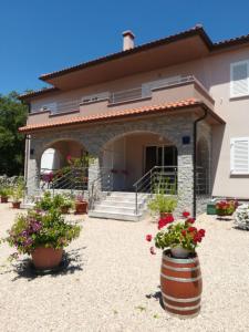 a house with flower pots in front of it at Stela in Pinezici