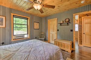 Ένα ή περισσότερα κρεβάτια σε δωμάτιο στο Adirondack Cabin on Peaceful Lake Near Glenfield!