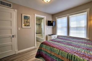 Llit o llits en una habitació de Updated Home on Catalina Island Walk to the Coast