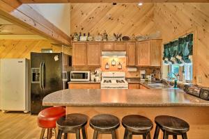 Η κουζίνα ή μικρή κουζίνα στο Waterfront Rumney Cabin with Stinson Lake Access