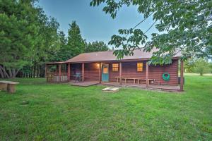 Gallery image of Broken Bow Starlight Cabin with Private Hot Tub! in Broken Bow