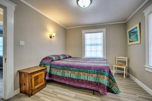 um quarto com uma cama e uma janela em Ocean-View Home - Walk to Avalon City Center! em Avalon
