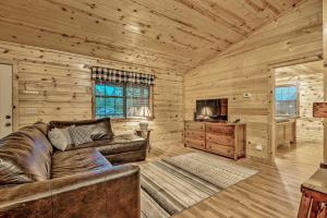 Gambar di galeri bagi Broken Bow Starlight Cabin with Private Hot Tub! di Broken Bow