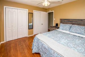 Ένα ή περισσότερα κρεβάτια σε δωμάτιο στο Del Rio Home with Lake Access and Boat Storage!