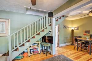 una scala in una casa con soggiorno e tavolo di Home with Gas Grill - Walk to Bisbee Brewing Co a Bisbee