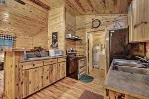 Gambar di galeri bagi Broken Bow Starlight Cabin with Private Hot Tub! di Broken Bow +16 gambar