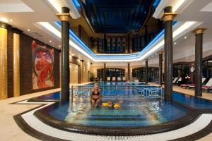 Basen w obiekcie Hotel Royal Baltic 4* Luxury Boutique lub w pobliżu