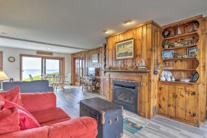 Posezení v ubytování Oceanfront Cottage with Balcony in Cape Cod!