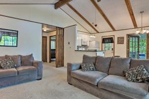 sala de estar con 2 sofás y cocina en Lakefront Milford Home with Pvt Dock and Hot Tub!, en Milford