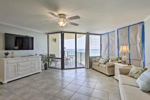 ein Wohnzimmer mit einem Sofa und einem TV in der Unterkunft Bright PCB Condo with Gulf Views and Beach Access! in Panama City Beach