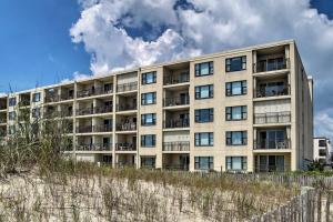 een appartementencomplex op het strand bij Beachfront Ocean City Condo with Balcony and Views in Ocean City