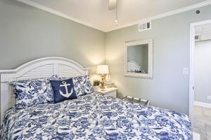 Schlafzimmer mit einem blauen und weißen Bett und einem Fenster in der Unterkunft Bright PCB Condo with Gulf Views and Beach Access! in Panama City Beach
