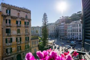 vistas a una calle de la ciudad con flores rosas en B1flat Mergellina - Napoli, en Nápoles