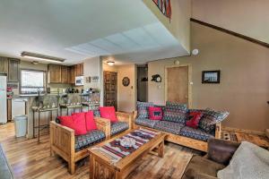 ein Wohnzimmer mit 2 Sofas und einem Tisch in der Unterkunft Spacious Rustic Condo with Deck, Short Walk to Slopes in Angel Fire