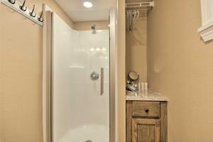 La salle de bains est pourvue d'une douche avec une porte en verre. dans l'établissement Studio 1 Mi to Dwtn Hot Springs and Natl Park!, à Hot Springs