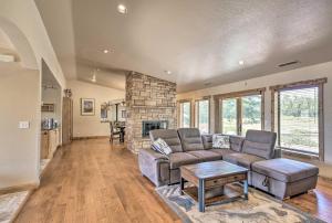 uma sala de estar com um sofá e uma lareira em Lovely Flagstaff Home with BBQ Area and Mtn Views! em Flagstaff