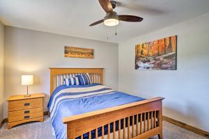 Säng eller sängar i ett rum på Bright, Renovated Apartment with Views of Pikes Peak
