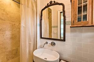 un bagno con lavandino e specchio di Hamptons Bay Home on Shinnecock Bay with Yard! a Hampton Bays Altre 18 foto