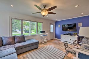 un soggiorno con un divano e un ventilatore a soffitto di Hamptons Bay Home on Shinnecock Bay with Yard! a Hampton Bays