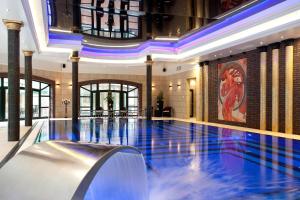 basen w dużym budynku z basenem w obiekcie Hotel Royal Baltic 4* Luxury Boutique w Ustce