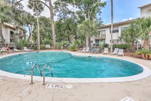 Πισίνα στο ή κοντά στο Patio and Walk to Beach Hilton Head Island Townhome