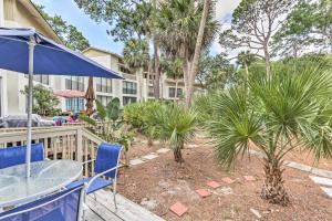 Κήπος έξω από το Patio and Walk to Beach Hilton Head Island Townhome